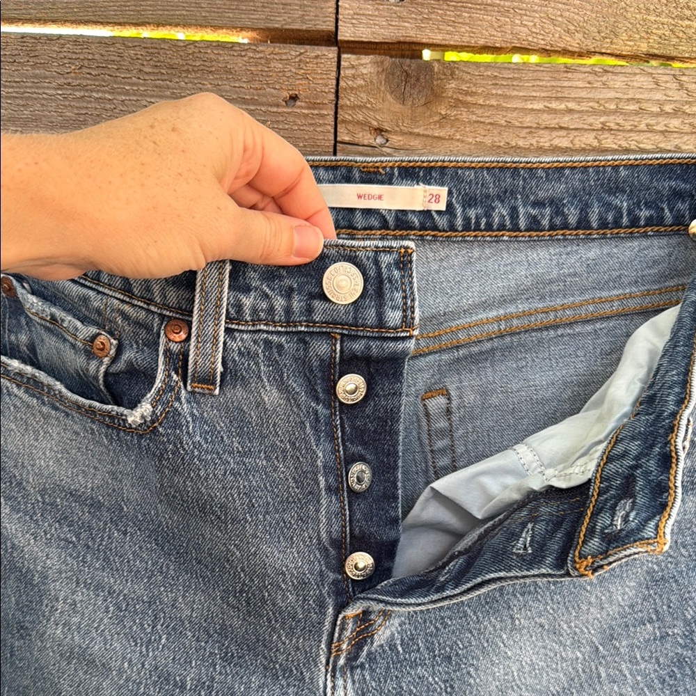 Levi's Wedgie Women’s Blue Jeans - Picture 4 of 7
